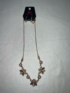 paparazzi Gold Floral Pearl Accent Necklace - White Pearls